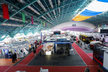 Minsk. Belarus: 12.10.2021 - Minsk 'teki Enerji Fuarı sergisinde sergide gezen ziyaretçiler görülüyor. Beyaz Rusya.