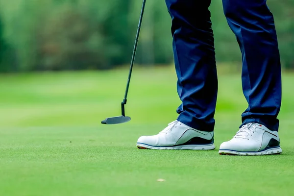 Голфер стоїть на полі, граючи в гольф на курсовій дошці. Концепція зміцнює тіло, здоров'я — стокове фото