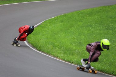 Uzun tahta müsabakaları, ormanın ortasında atletler