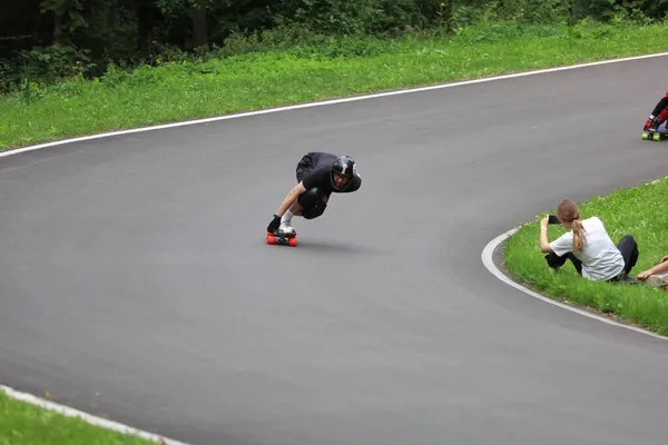 Longboard competitie, atleten op de baan in het midden van het bos — Stockfoto