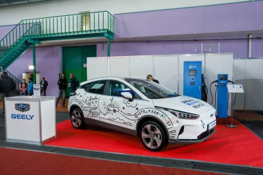 Minsk. Belarus: 12.10.2021 - Minsk Enerji Fuarı 'ndaki Geely Center Minsk' in arabası. Beyaz Rusya.