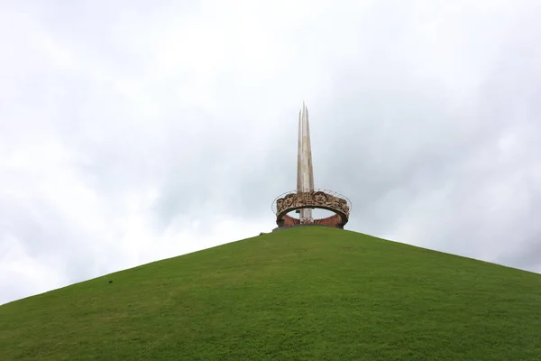 Yeşil tepedeki büyük vatanseverlik savaşının anıtı. — Stok fotoğraf