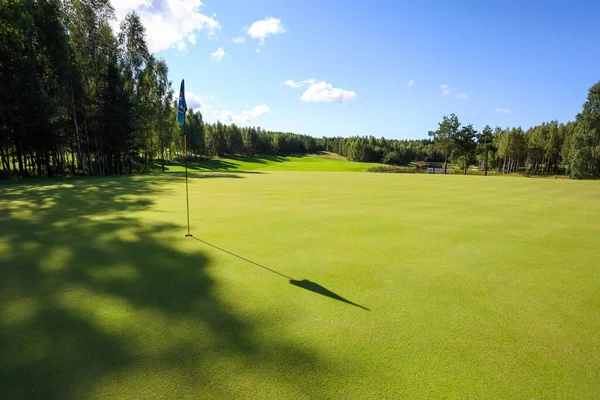 Σημαία σκιά σε ένα γήπεδο γκολφ με πράσινο γρασίδι — Φωτογραφία Αρχείου