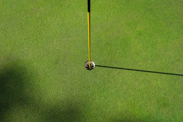 Vista de cima. Buraco de golfe na grama verde — Fotografia de Stock