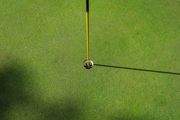 Vista desde arriba. Agujero de golf en la hierba verde —  Fotos de Stock