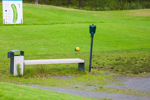 Yakından - golf sahası kirli golf toplarını yıkamak için. Güzel yeşil arkaplan — Stok fotoğraf