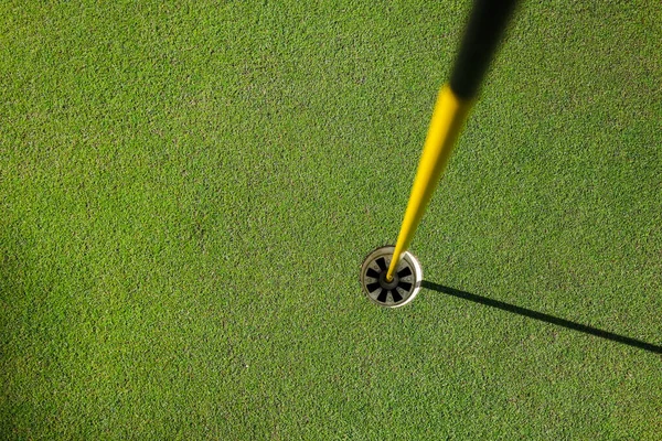 Θέα από ψηλά. Γκολφ τρύπα στο πράσινο γρασίδι — Φωτογραφία Αρχείου