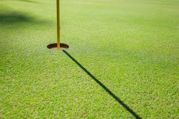 Vista desde arriba. Agujero de golf en la hierba verde — Foto de Stock