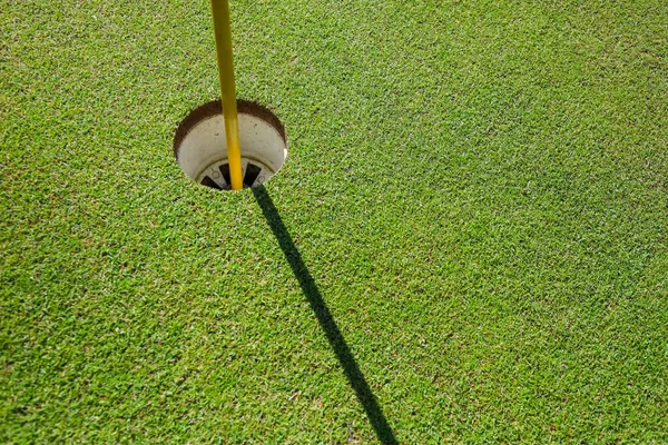 Vista desde arriba. Agujero de golf en la hierba verde — Foto de Stock