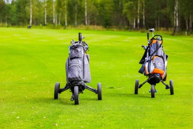 Minsk. Beyaz Rusya - 05.09.2021 Sahada gümüş golf sopaları