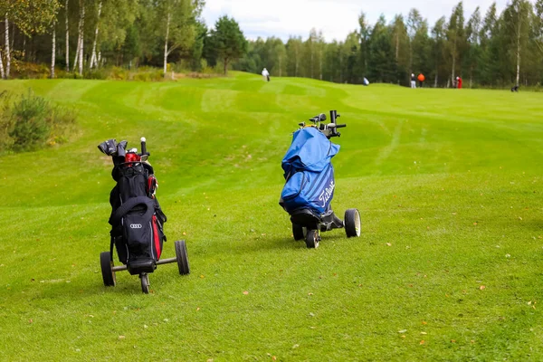 Minszk. Fehéroroszország - 05.09.2021 - Ezüst golfütő egy zsákban a pályán — Stock Fotó