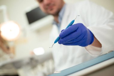 Dişçinin elindeki aletler.