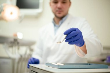 Dişçinin elindeki aletler.