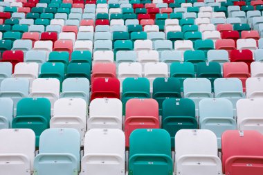 Futbol stadyumunda renkli sandalyeler kırmızı yeşil beyaz