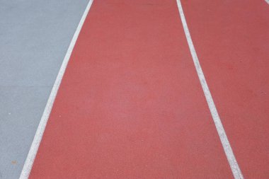 Yarışma için stadyumda beyaz raylar var. 