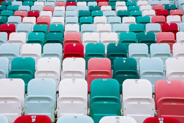 サッカースタジアムの椅子の色は赤緑白 — ストック写真