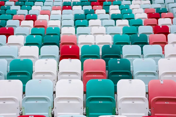 サッカースタジアムの椅子の色は赤緑白 — ストック写真