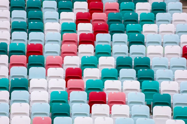 Színes székek egy labdarúgó stadionban piros zöld fehér — Stock Fotó