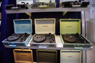 Ekran rafındaki vinil oynatıcılar