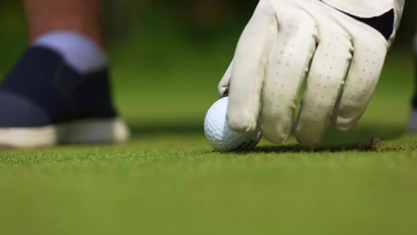 Ball hitting, close-up, a man playing golf and hammering the ball into the hole — Vídeo de stock