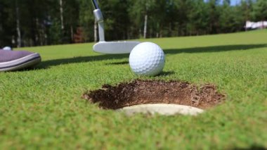 Profesyonel golf sahasında erkek golfçü. Golf sopasıyla vuruşan golfçü.