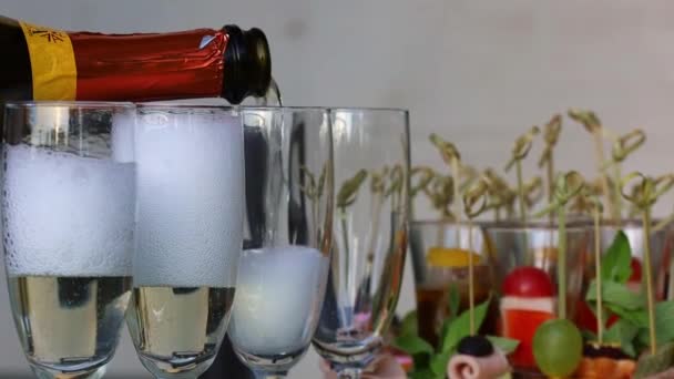 Vino blanco espumoso se vierte en un vaso transparente alto — Vídeo de stock