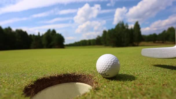 Pohled shora, míč se kutálí do jamky, muž hraje golf — Stock video