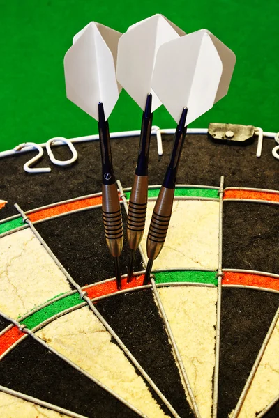 Darts in der Dartscheibe — Stockfoto