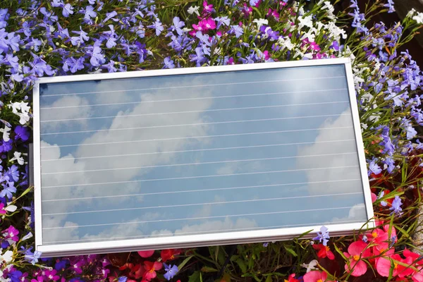 便携式太阳能光伏太阳能电池板 — 图库照片