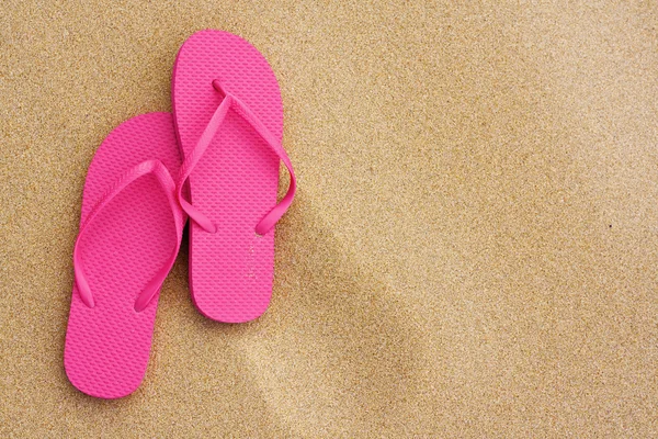 Sandalias de verano de fondo en la playa —  Fotos de Stock
