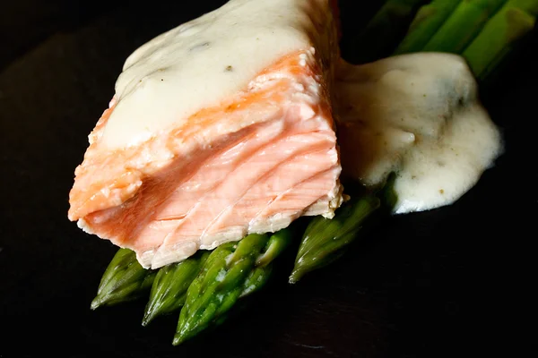 Salmone e asparagi — Foto Stock