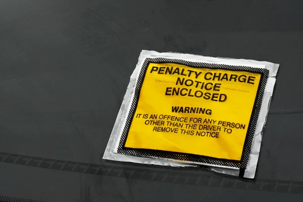 フロント ガラスに駐車違反の罰金 — ストック写真