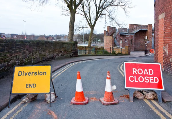 Британская дорога закрыта и знак объезда — стоковое фото