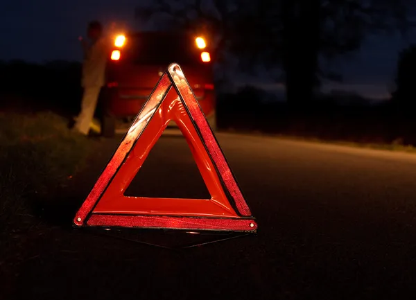 W nocy z sygnałem ostrzegawczym w podziale samochód — Zdjęcie stockowe