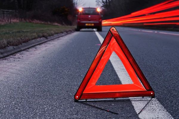 Uitgesplitst naar voertuig drukke snelweg — Stockfoto