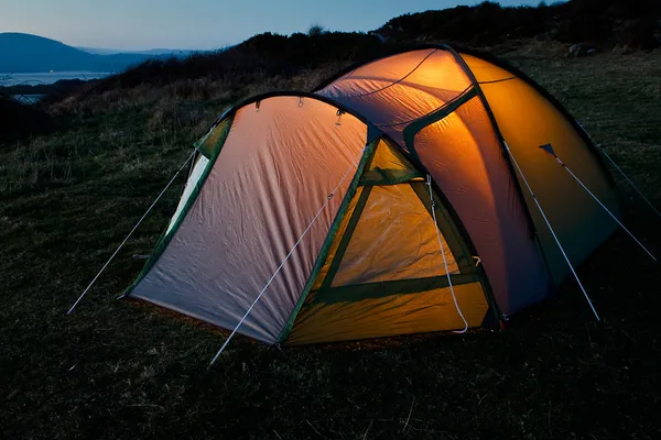 Tenda iluminada à noite — Fotografia de Stock