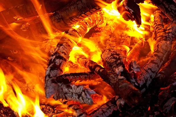 Glöd glödande i flammande eld — Stockfoto