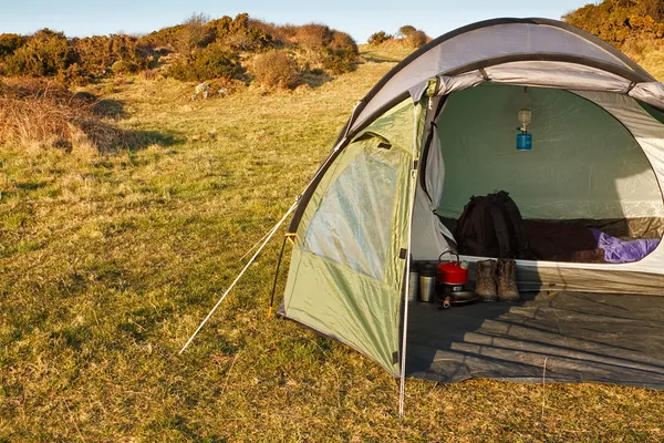 Dome tent pitched in wilderness — Stock Photo, Image