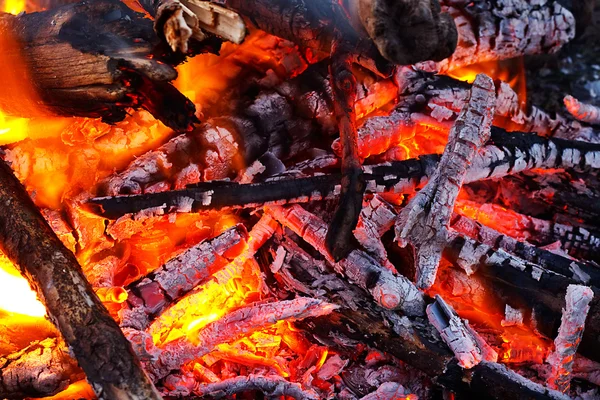 Embers brilhando em fogo ardente — Fotografia de Stock