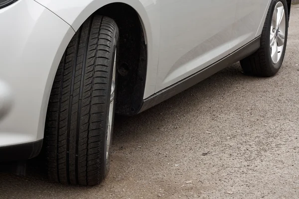 Conjunto de pneus novos num carro — Fotografia de Stock