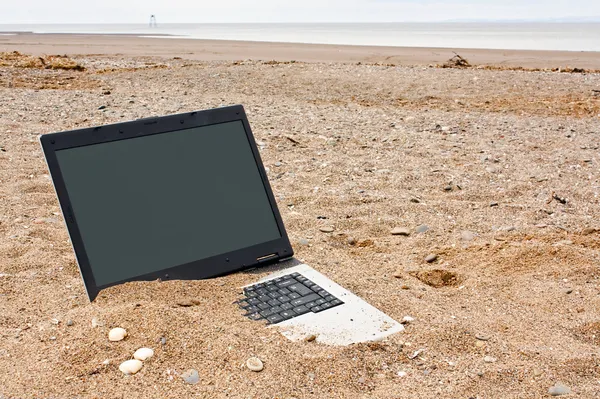 Ноутбук персональный компьютер на пляже — стоковое фото