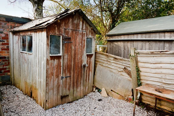 Old run down worn out rotting garden shed — Stock Photo, Image