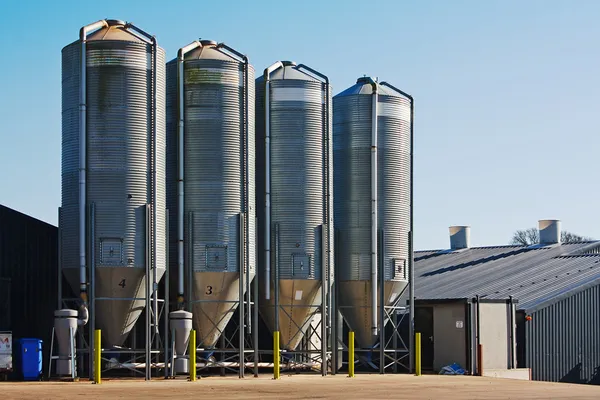 Silos de armazenamento de grãos — Fotografia de Stock