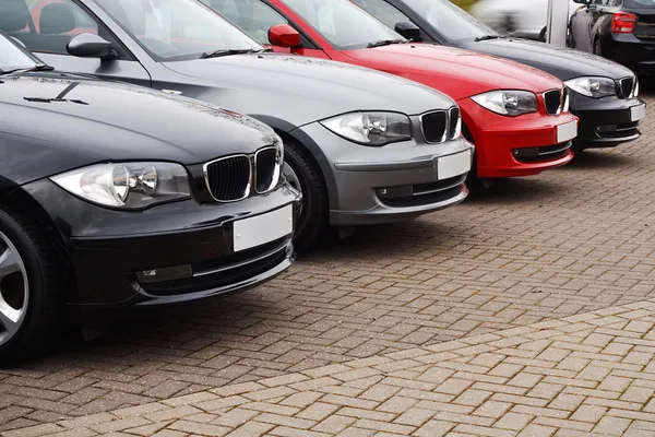 Línea de coches usados de lujo — Foto de Stock