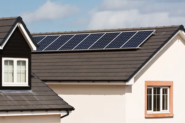 Paneles solares fotovoltaicos en el techo de azulejos —  Fotos de Stock