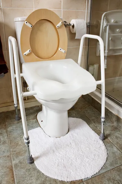 Höhenverstellbarer Toilettensitz — Stockfoto