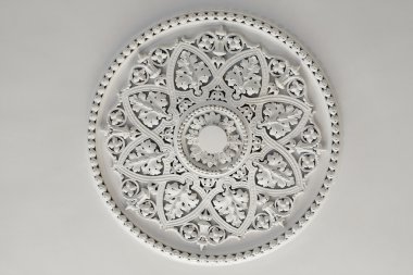 alçı tavan gül ya da plaka
