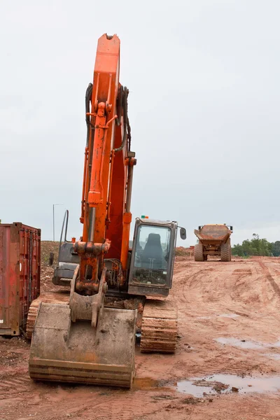 Excavatrice industrielle sur le chantier de construction de route — Photo