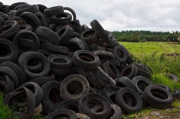Сільськогосподарські шини скидаються в сільській місцевості — стокове фото