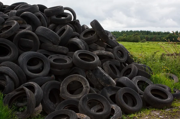 Volcado de neumáticos de los agricultores en el campo — Foto de Stock